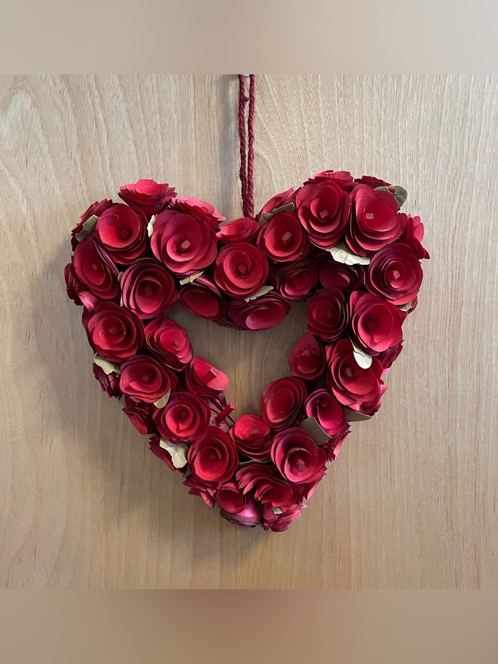 Valentine’s Day Red Roses Carved Wooden Bloom Heart Shape Decorative Wreath